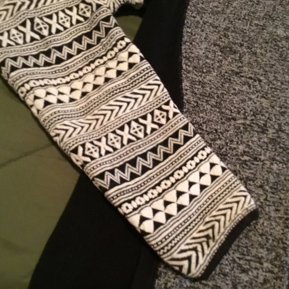 Title Nine black and white merino wool blend sweater Aztec print sleeves - Picture 11 of 13